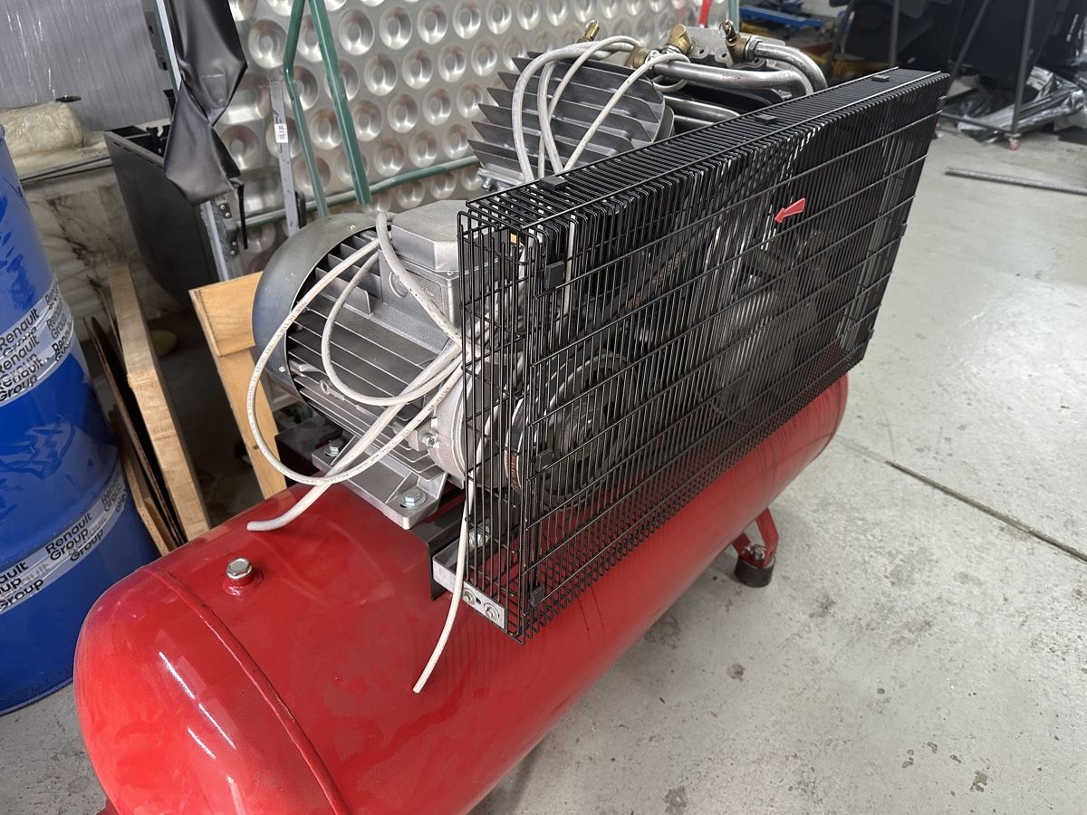Compresseurs: Kompressor 2 Zylinder 400V – Défectueux à Weinfelden par Fox770 1