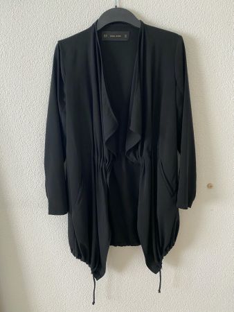 ZARA leichte, sportliche Jacke mit Raffungen schwarz, Gr. XS
