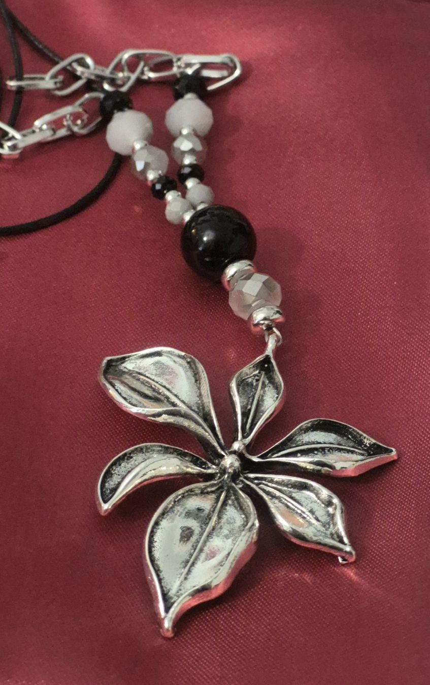 Catenine: Collana lunga con ciondolo fiore argento e perle nere – Nuovo (secondo la descrizione) da Giubiasco venduto da Stefaniav 1