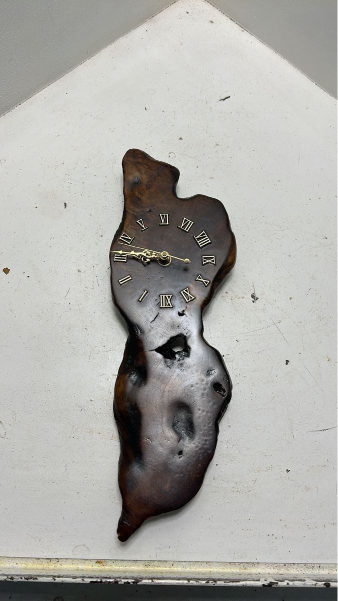 Orologi da terra & Orologi da parete: Einzigartige Holzuhr aus Nussbaum – Usato da Madiswil venduto da Bilranis1071