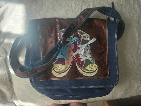 Coole Umhängetasche mit Chucks Motiv