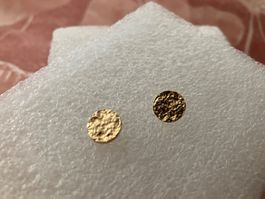 Elegante, feine strukturierte Ohrstecker, rund,goldfarben,