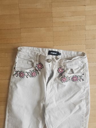 Schöne bestickte Desigual Hose 7/8, Grösse 40