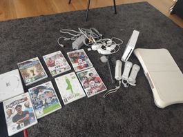 Nintendo Wii , mit 8 Spielen, 3 Controller