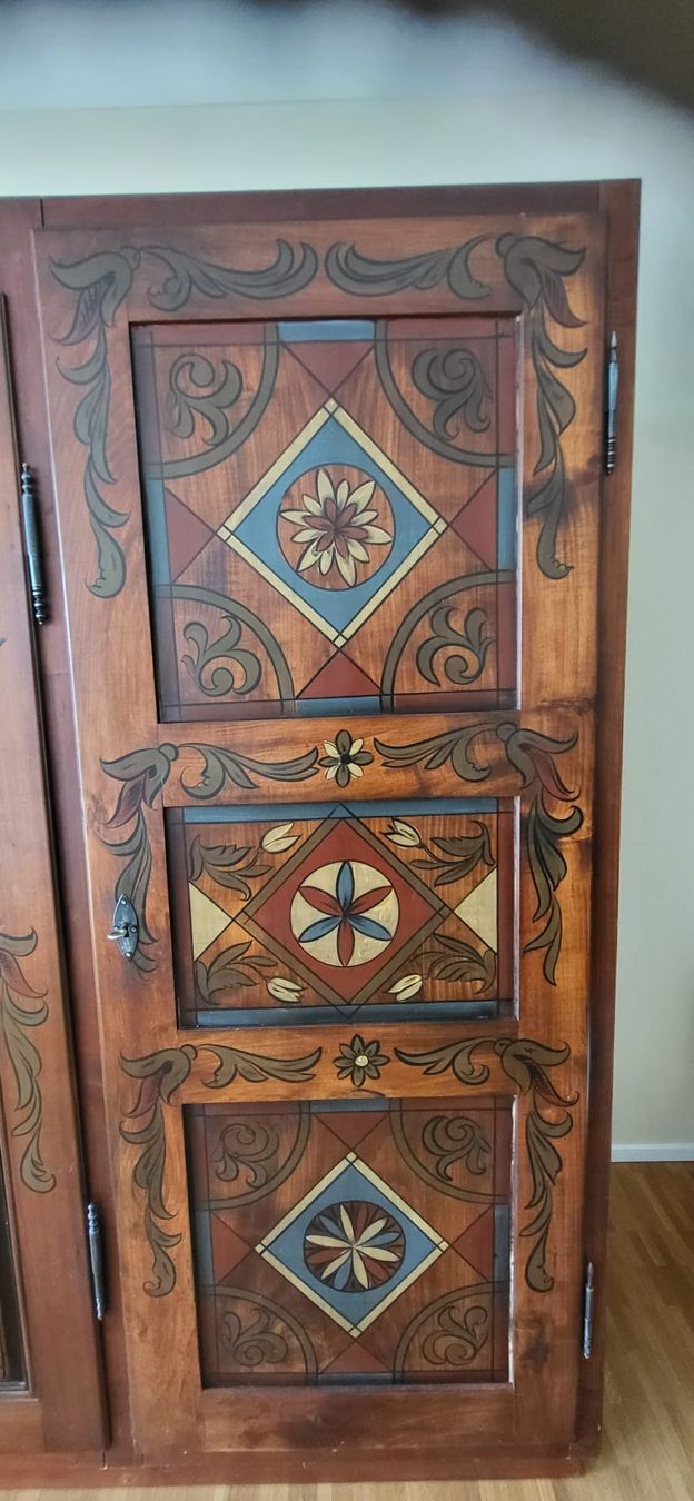 Armadi: Wunderschöner Bauernschrank bemalt Atelier Rogenmoser – Usato da Röschenz venduto da Bravo1234 4