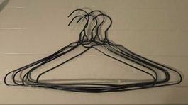 Lot de 9 cintres métalliques noirs