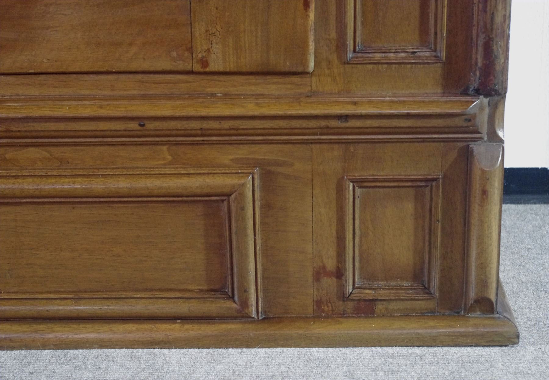 Armadi: prächtiger antiker Flachbarock-Schrank – Usato da Meggen venduto da Trouvaillen 8