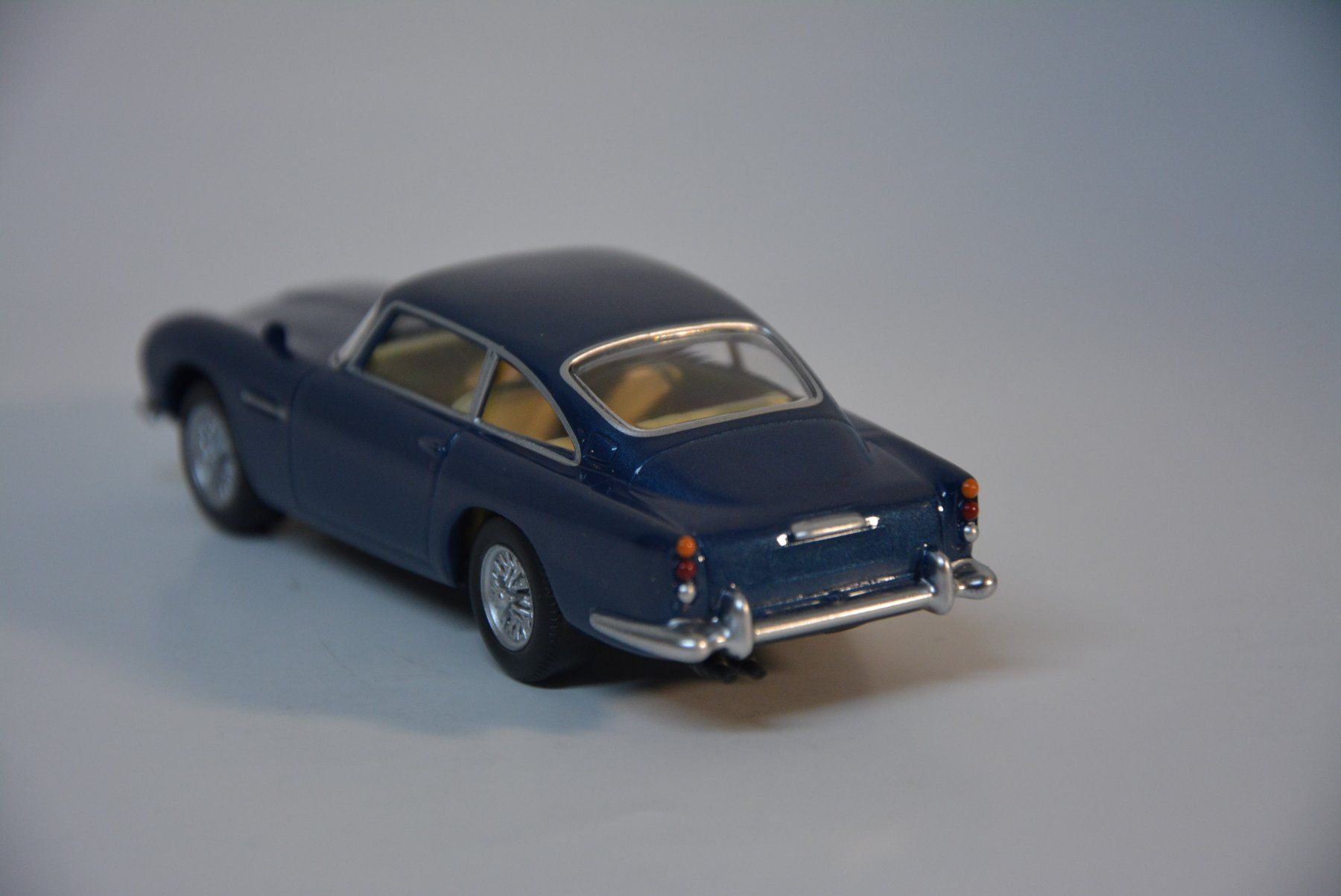 Aston Martin Modellini d'auto: Aston Martin DB5 Coupe 1963 , Norev , 1:43 – Nuovo e nell'imballaggio originale da Goldach venduto da Feivel9 5