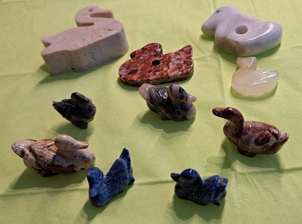 Statuette: 10 Stück gemischte Marmor und Stein Enten – Usato da Oetwil am See venduto da Storck 1