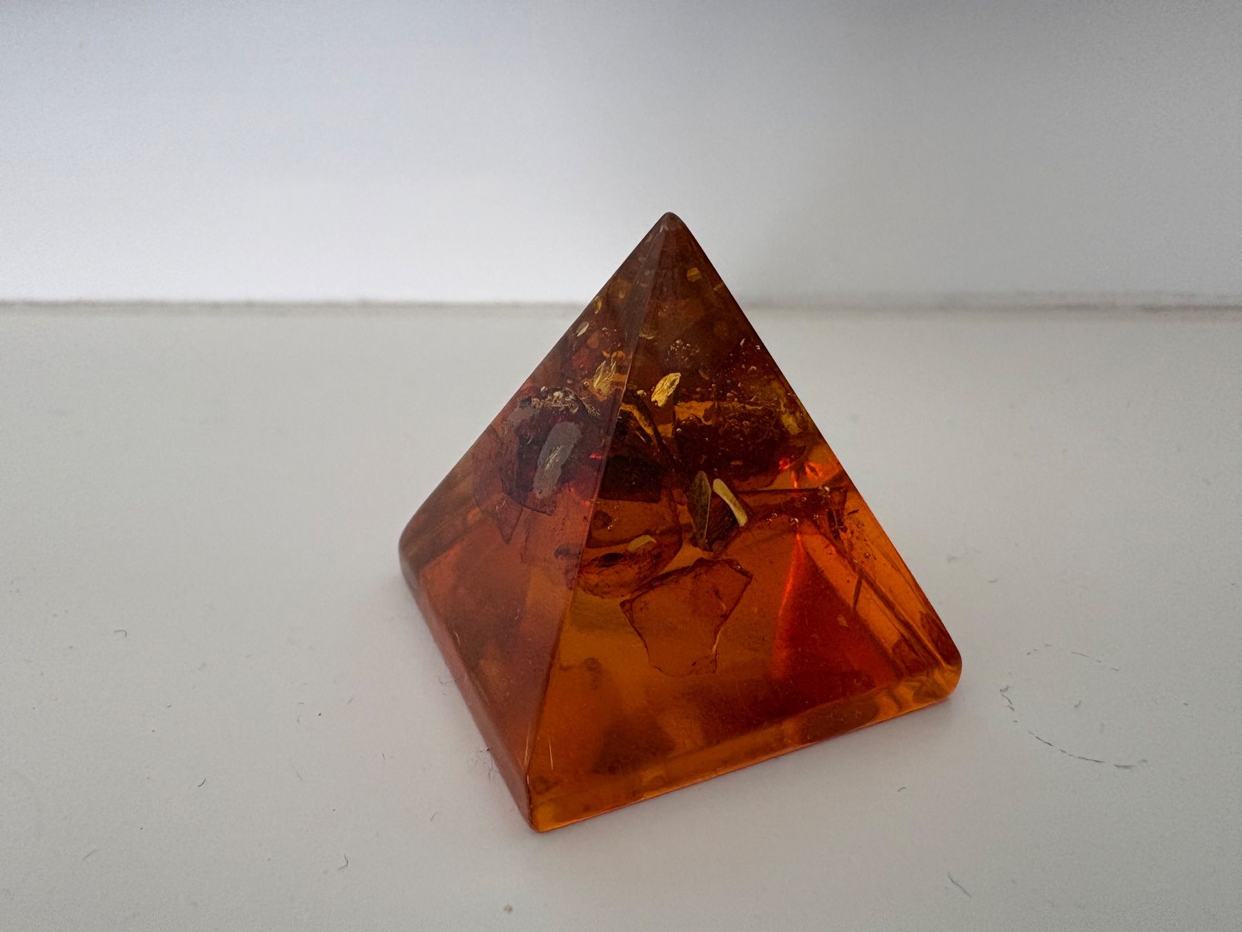 Minerali & Pietre curative: Pyramide d'orgonite avec ambre naturel – Usato da Lausanne venduto da opi_92cn 9