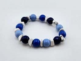 Damenarmband Holz-Perlen in Blau mit Howlith Chips in Weiss