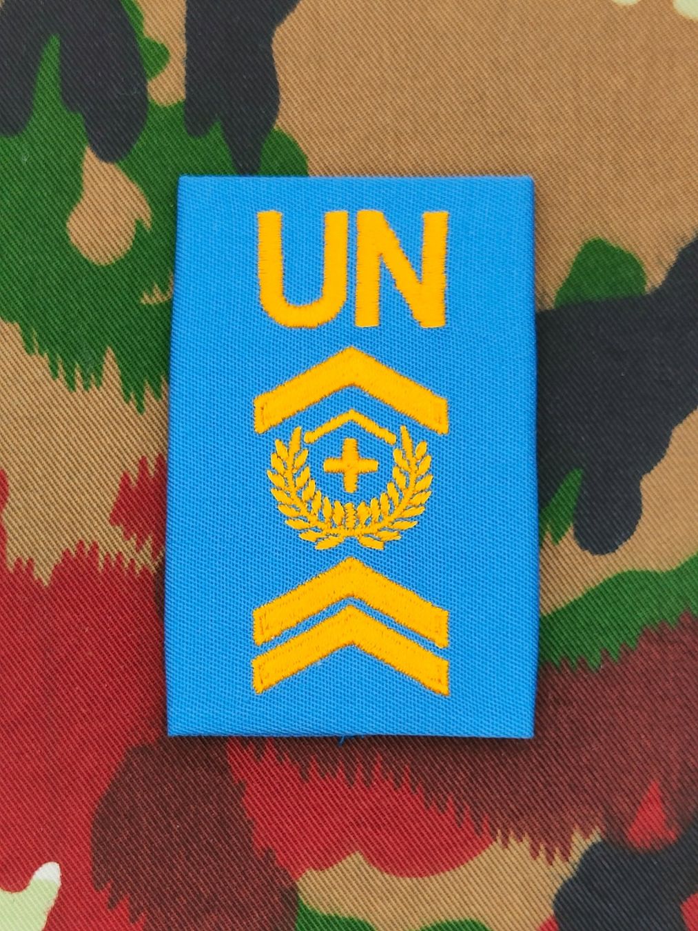 Schweizer Armee Uniformi: Schulterpatte Adjutant Ord. 1995 UN – Usato da Bauma venduto da SwissMilitaria