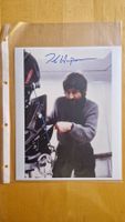Tobe Hooper, Original Autogramm auf Grossfoto in Farbe