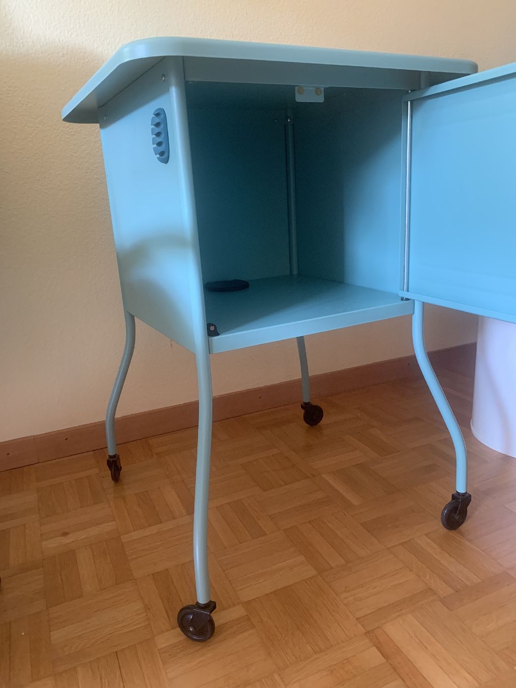 Cassettiere: Büromöbel Nachtischli – Usato da Pfäffikon ZH venduto da mel_lmw7 1