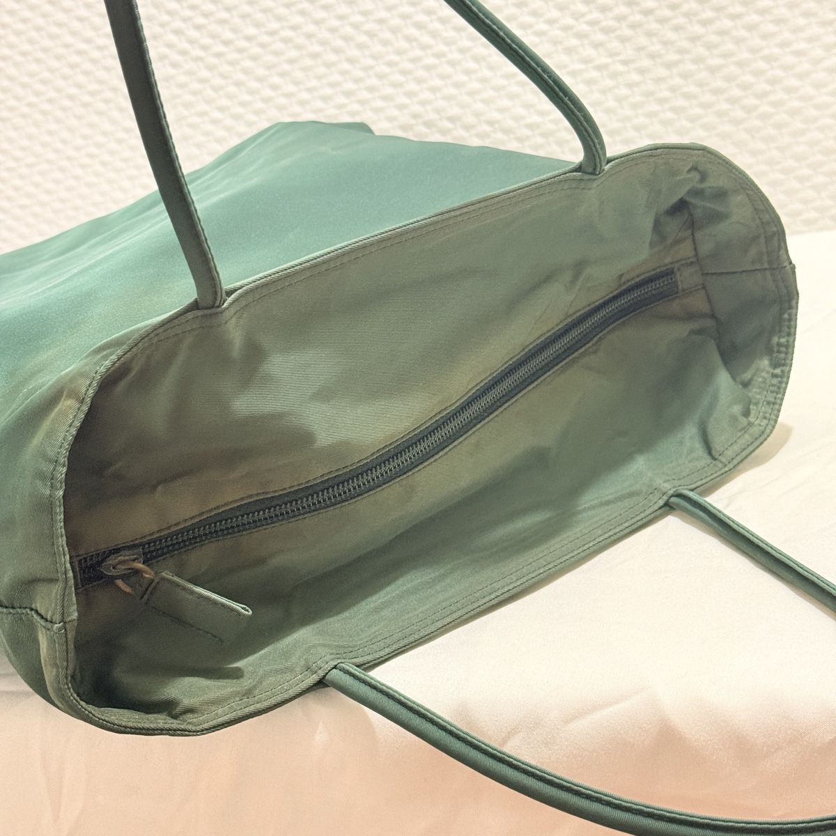 Prada Taschen: Prada Nylon Tessuto Handbag Tote – Gebraucht aus Geneve von DarlingVintage 6