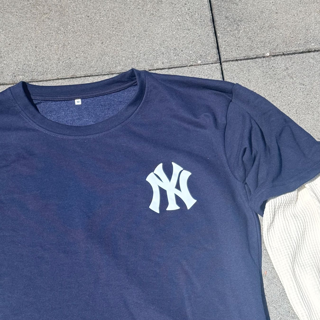 T-shirt: Yankees custom made navy-blue longsleeve – Usato da St. Gallen venduto da sourced_limited 1