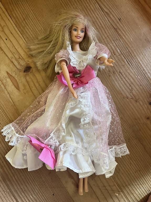 Bambole: Schöne Barbie Puppe mit Kleid – Usato da Gunzwil venduto da Mercurina82