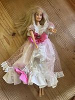 Schöne Barbie Puppe mit Kleid