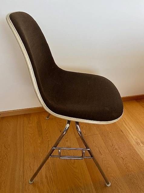 Vitra Sedie: Vitra Eames chair, Fiberglas, Farbe Braun – Usato da Reinach BL venduto da high-speed 3