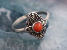 Jugendstil Silber Ring mit roter Koralle und Marcasiten
