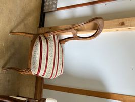 Antiker Stuhl mit elegantem Design