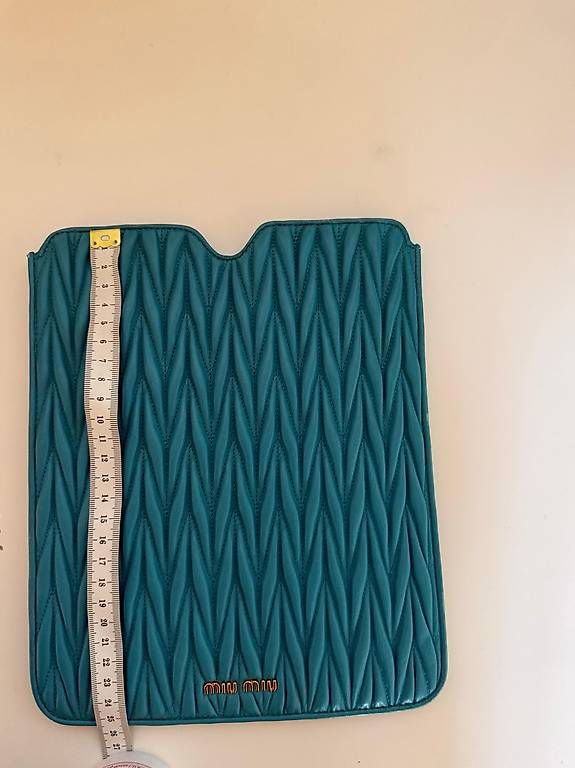 Covers & Taschen: miumiu iPad-Hülle – Gebraucht aus Wald ZH von mer_7wb8 1