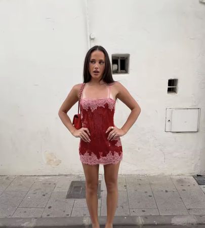Robe courte rouge avec dentelle rose taille S état neuf