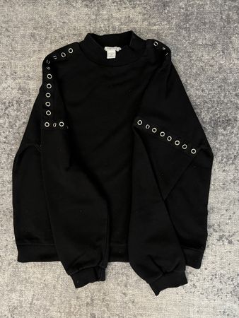 Schwarzer Sweater mit Ösen Details Grösse XS