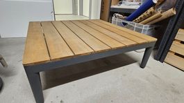 Balkontisch aus Holz mit Metallgestell quadratisch