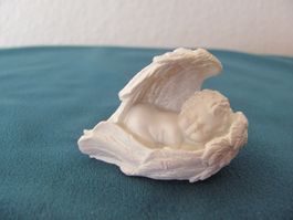 Engel Figur schlafend in Flügeln weiss klein