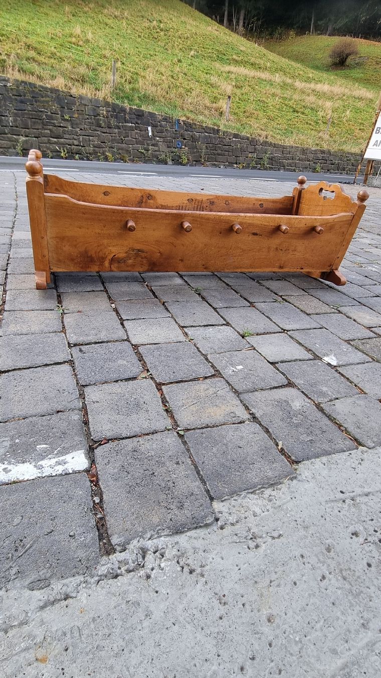 Holzartikel: Kleine Wiege Antik Nussbaumm – Gebraucht aus Sils im Domleschg von platin01