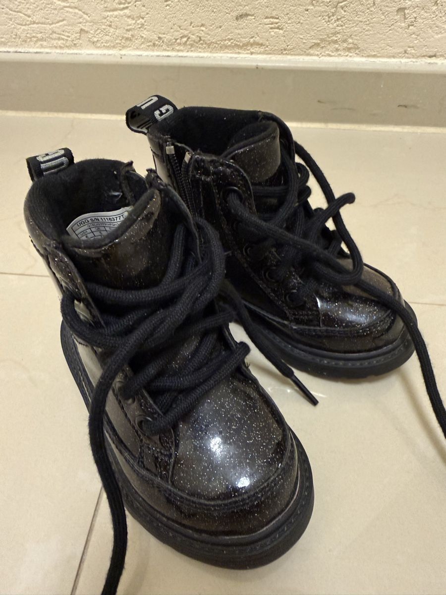Ugg Schuhe für Mädchen: Stiefel UGG schwarz Glitzer 22 – Gebraucht aus Reinach BL von team8596