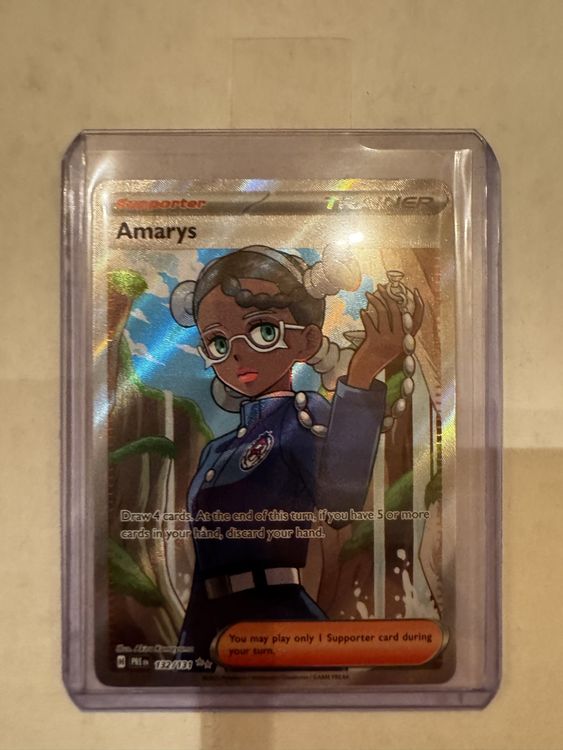 🔥Prismatic Evolutions Pokemon Amarys Full Art Trainer🔥 (Neu (gemäss