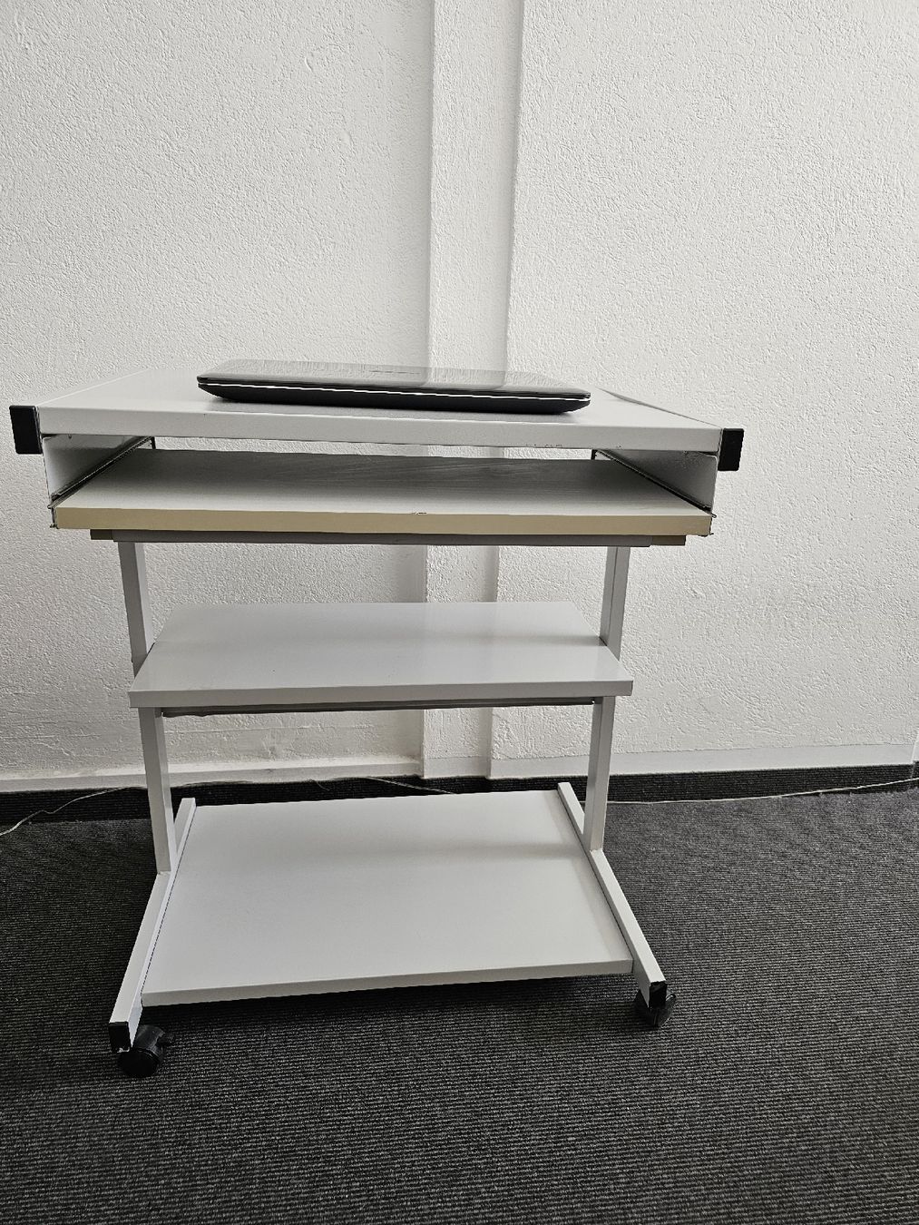 Tables: À vendre : table d'ordinateur en métal. – Neuf (Voir description) à La Chaux-de-Fonds par gpm_2tym