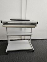 À vendre : table d'ordinateur en métal.