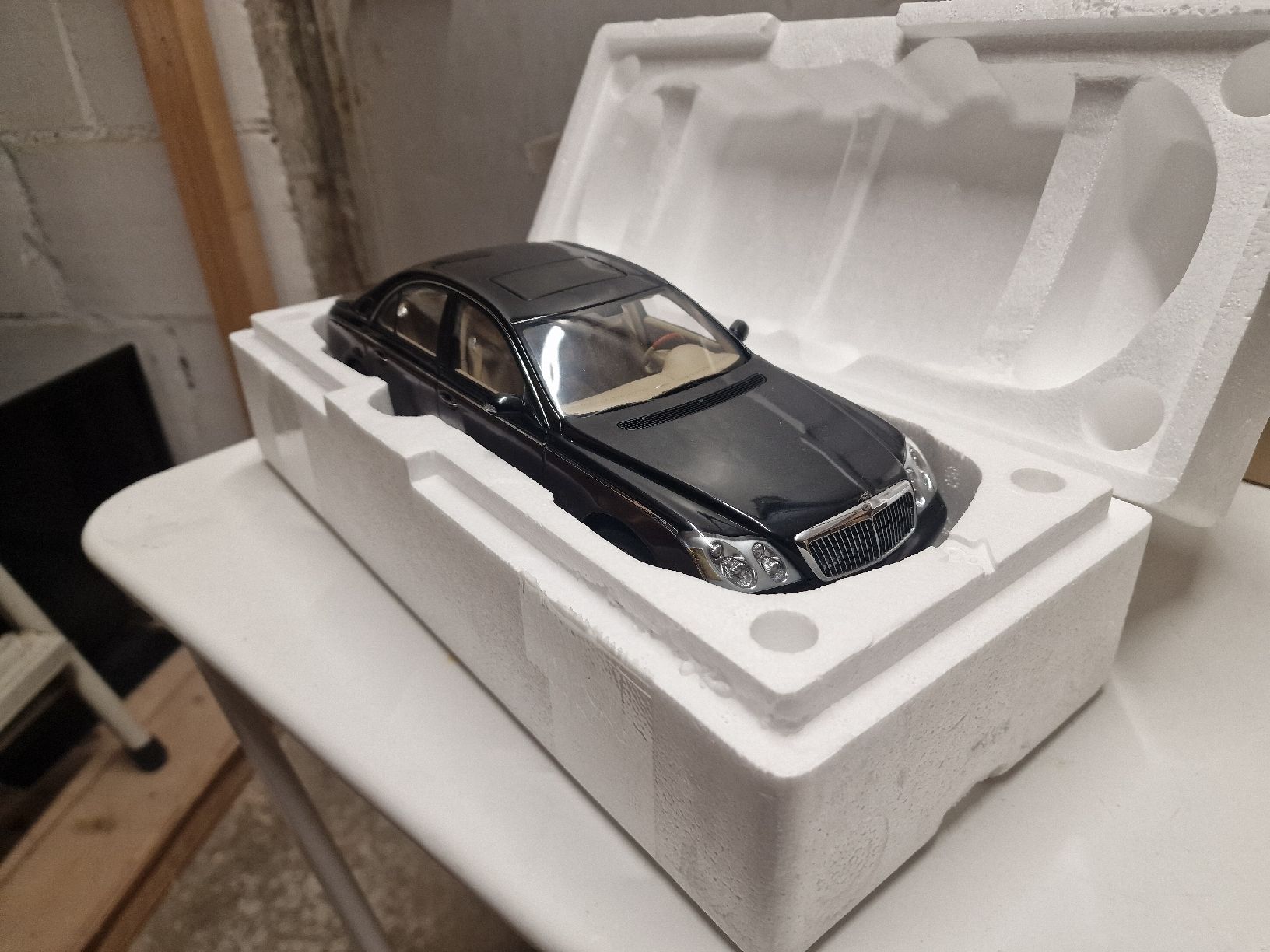 Autoart Modellini d'auto: autoart 1:18 Maybach schwarzes Modell im Karton – Usato da Alberswil venduto da R21Turbo 1