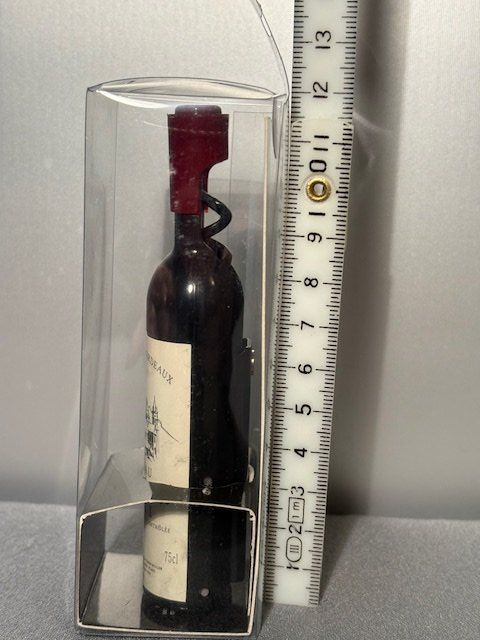 Apribottiglie & Tappi per chiusura: Weinflasche "Attrappe" mit Korkenzieher, Chateau Moulin du – Nuovo e nell'imballaggio originale da Kriegstetten venduto da Dorothy66 8