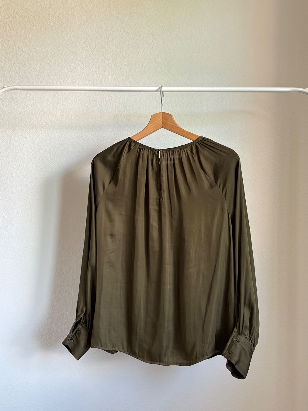 H&M Camicette: olivgrüne Bluse mit langen Ärmeln – Usato da Zürich venduto da bbbggg 1