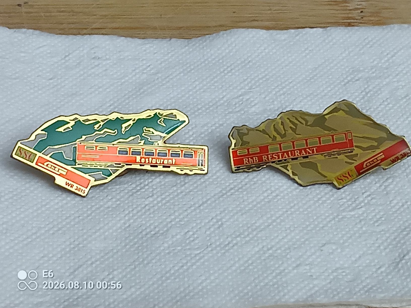 Plaquettes & Badges: 2 Pins – Neuf (Voir description) à Zürich par Mitzi6
