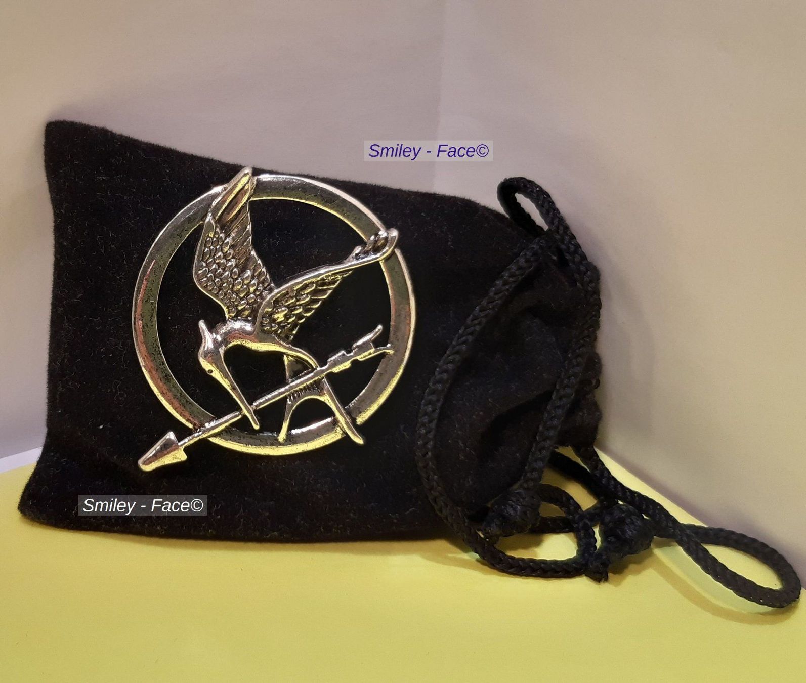 Placchette & Badge: Tribute von Panem Hunger Games Mockingjay Pin Patch – Nuovo e nell'imballaggio originale da St. Margarethen TG venduto da Smiley-Face 1
