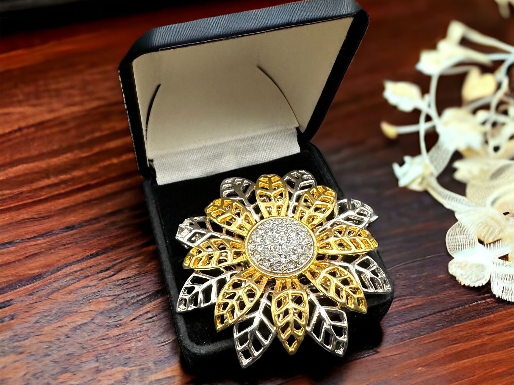 Broschen & Nadeln: Zweifarbige Brosche mit Strass, Vintage – Gebraucht aus Lamone von LaCantinaMagica 2