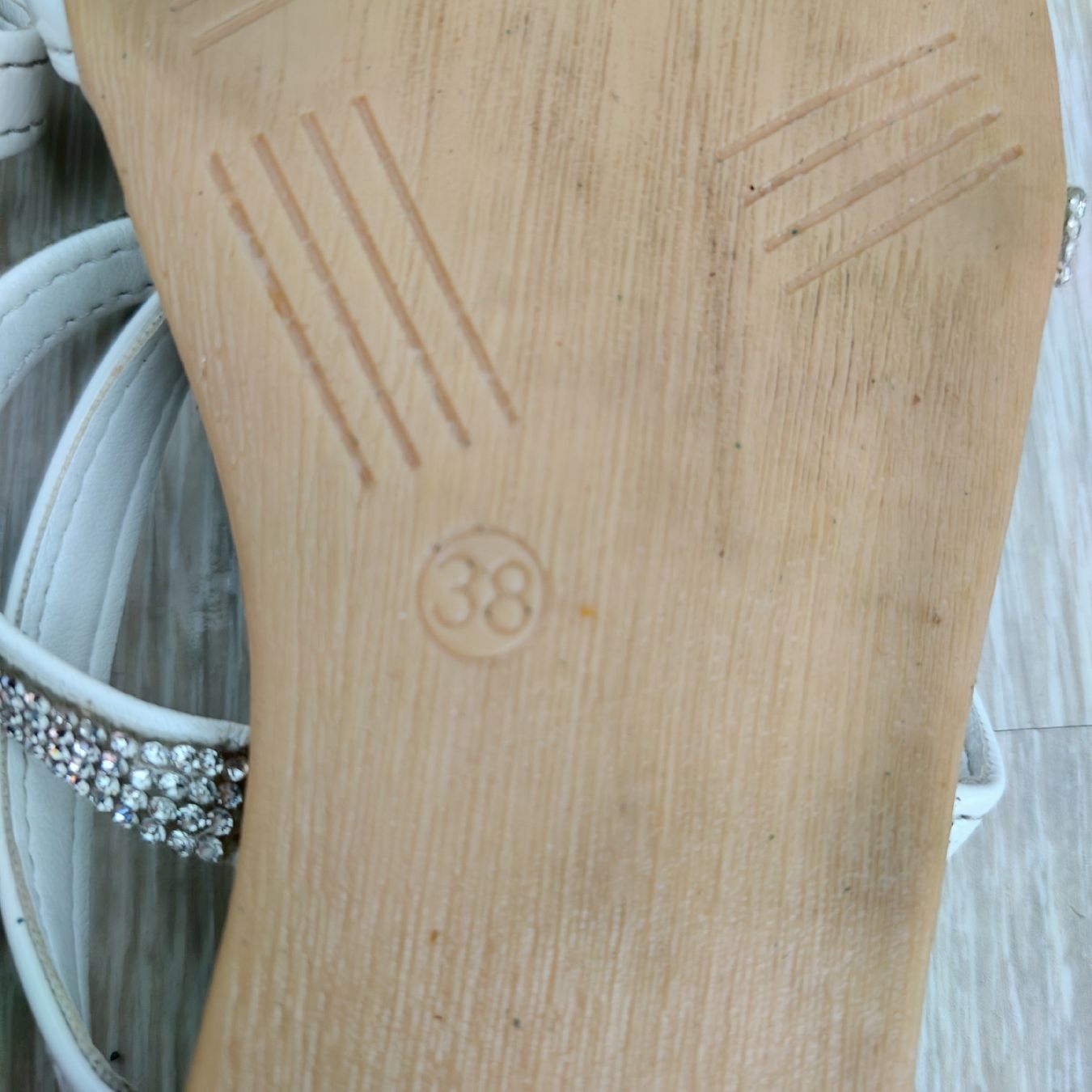 Damenschuhe: Sandalen Damen weiss Grösse 38  – Gebraucht aus Münsingen von ale_md2s 1