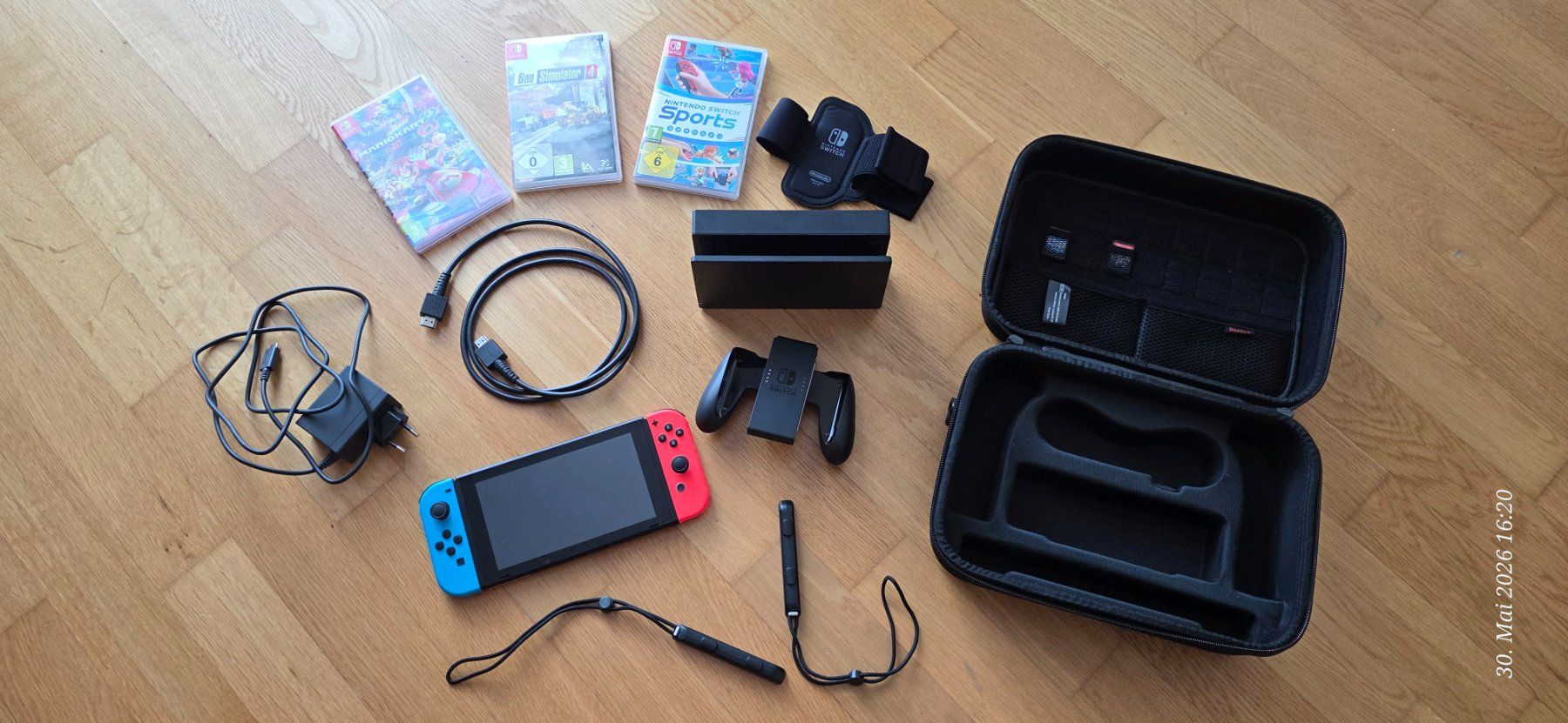 Nintendo Console: Nintendo Switch mit 3 Spielen plus Koffer – Nuovo (secondo la descrizione) da Sursee venduto da icke67