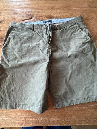 TOMMY HILFIGER Shorts olivgrün