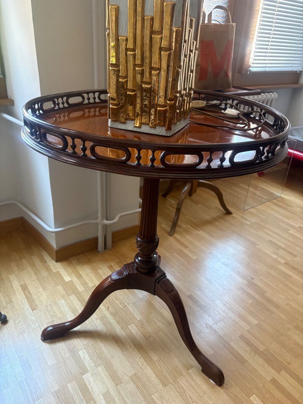 Tavoli: Guéridon style Chippendale - Table Tripode en Acajou – Usato da Genève venduto da Deldi13 3