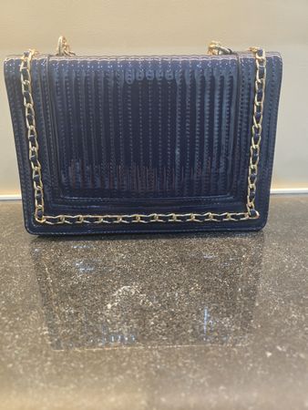 Damen Tasche Navy Lack mit Goldkette – NEU