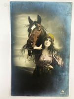 Fotopostkarte Frau mit Pferd Handkoloriert - um 1920 Antik