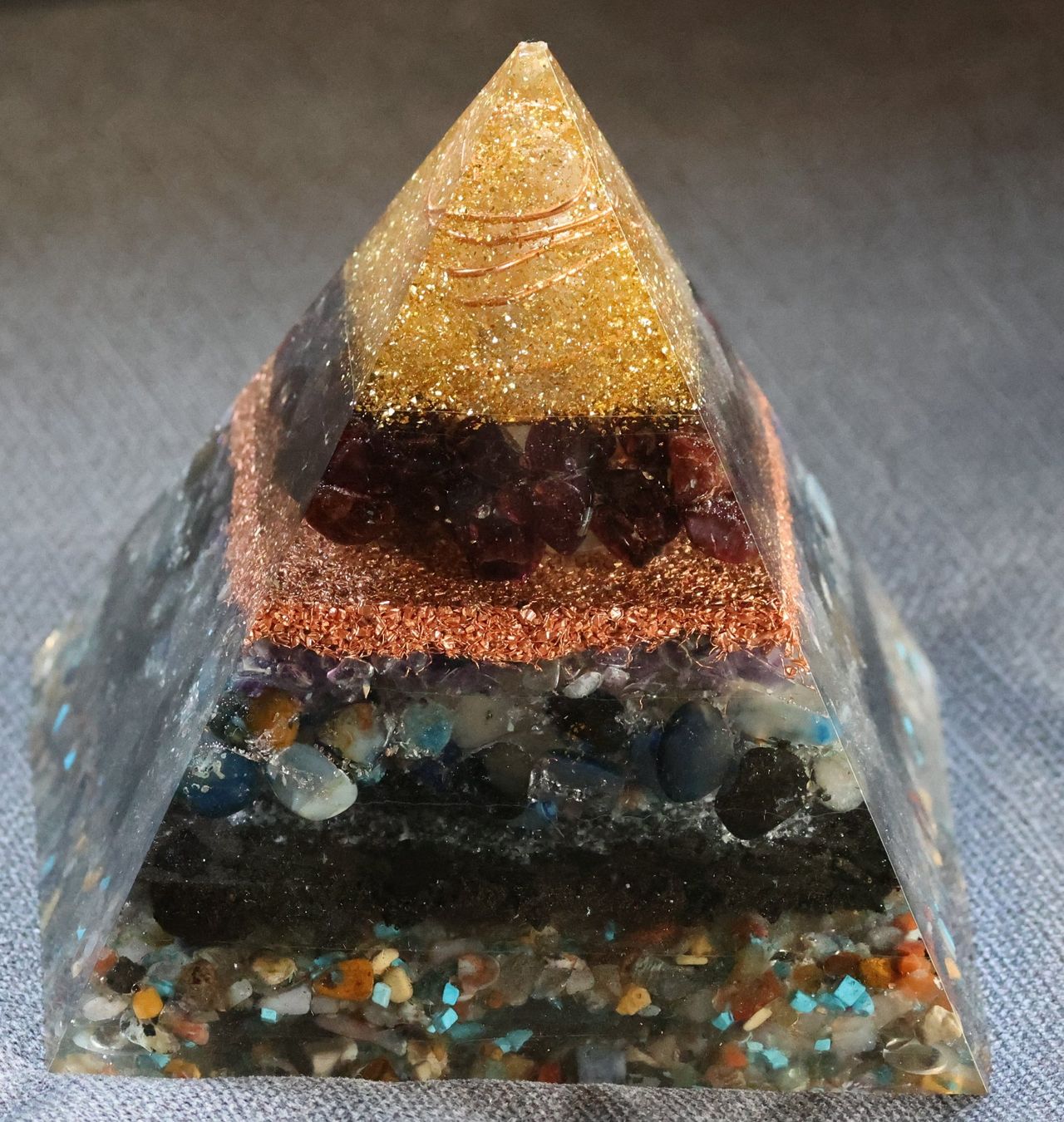 Minerali & Pietre curative: Orgonitpyramide 14x14x14cm – Usato da Diegten venduto da dolphin04