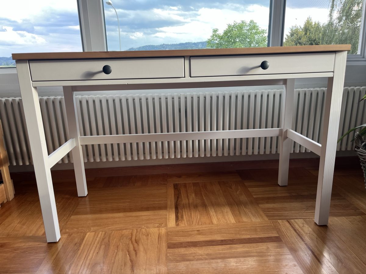Ikea Scrivanie: IKEA Hemnes Schreibtisch – Usato da Elgg venduto da Tamlyn
