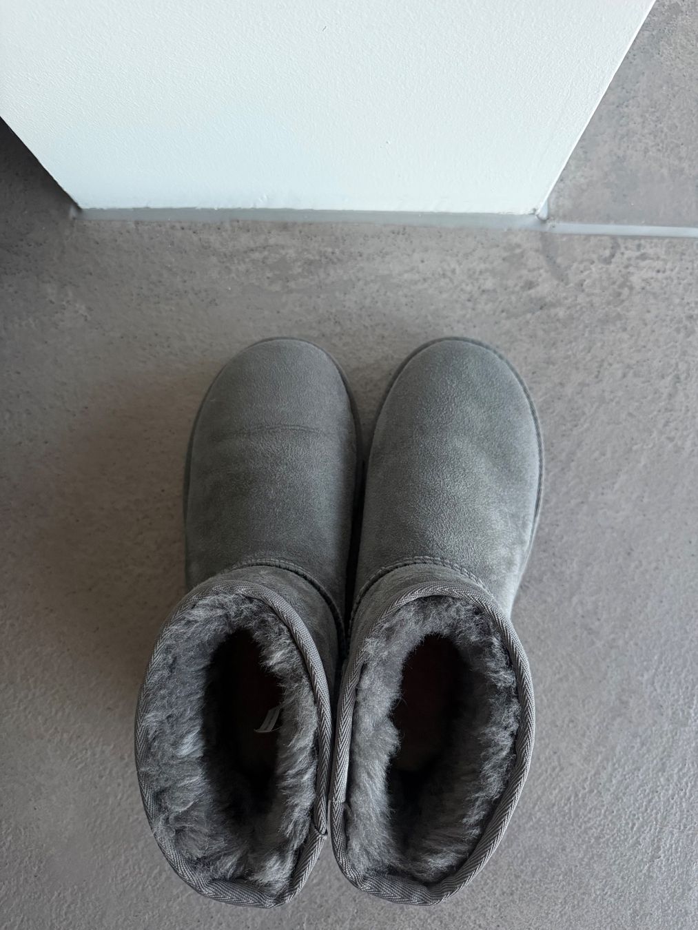 Ugg Scarpe da donna: CLASSIC MINI II - Snowboot/Winterstiefel - grey – Usato da Pfäffikon ZH venduto da Mungg7000 2